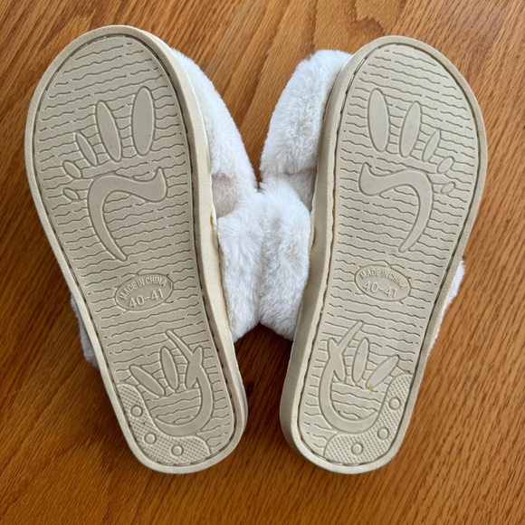 BRIDAL SOFT FLUFFY COSY SLIPPERS WHITE AND GOLD MRS G, NEW, never worn - Picture 2 of 5